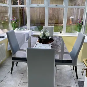 https://large-holiday-home-in-cardiff-sleeps-4great-area.cardiffhotelswales.com