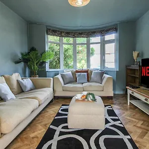 Elegant 3-bed Home, West Bridgford & Large Garden Holiday home